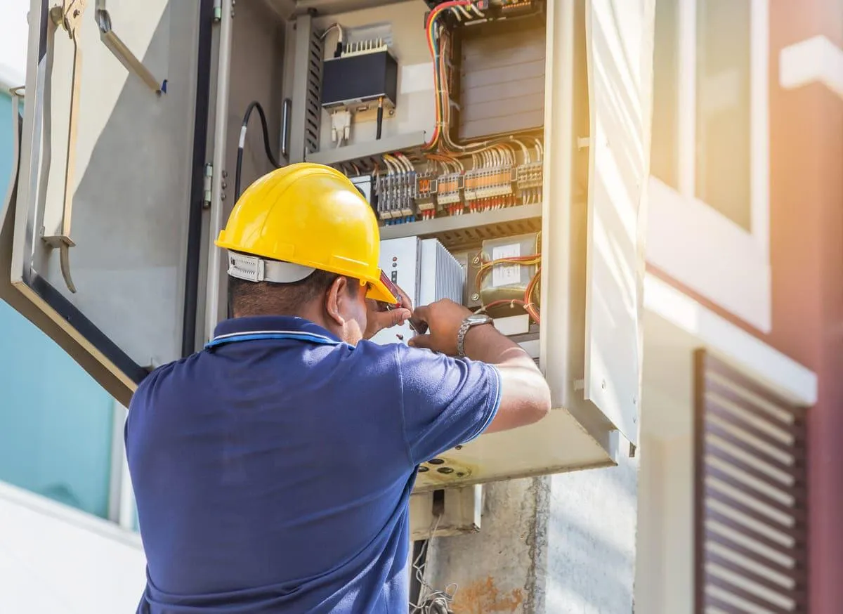 Tecnico E-Distribuzione che sostituisce un contatore elettrico Open Meter